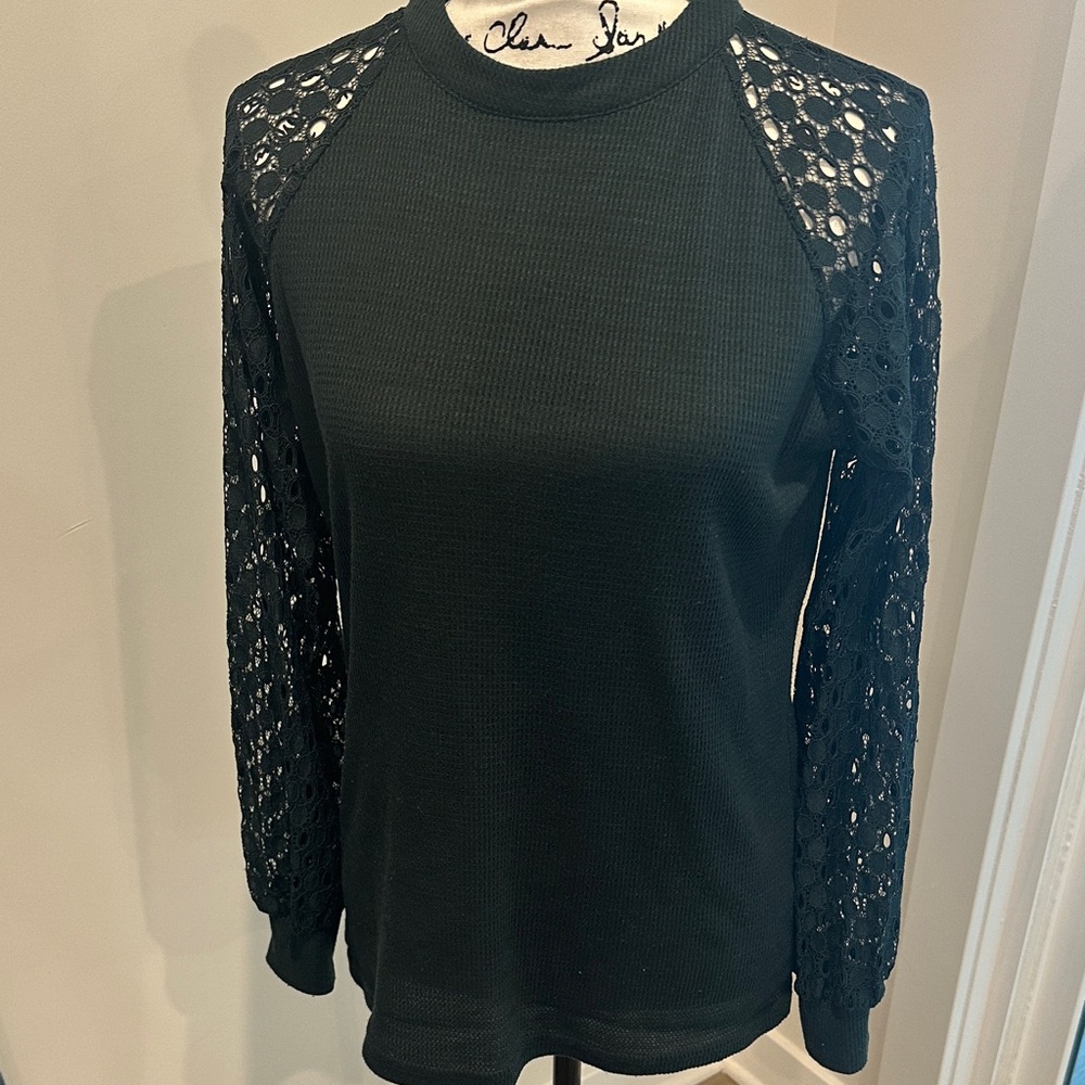 Elegant GREEN Lace Sleeve Top